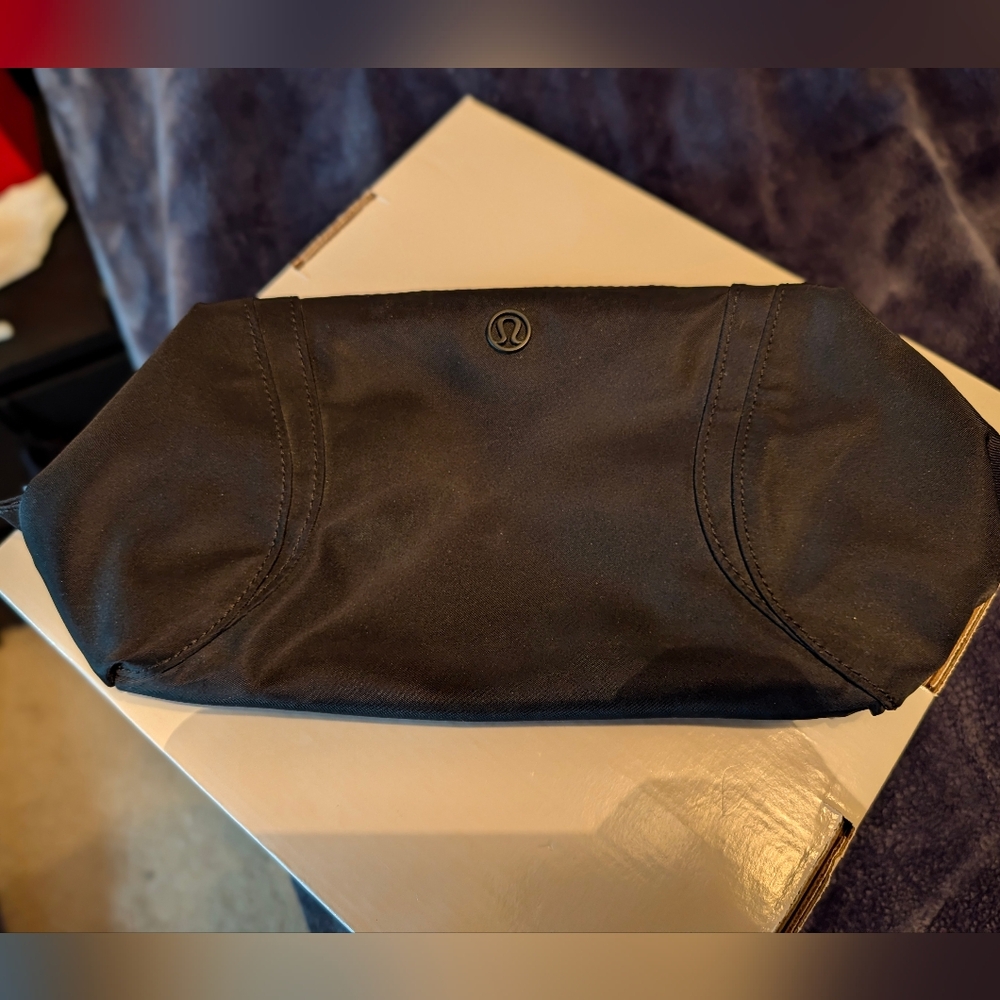 Lululemon Out of Range Kit makeup bag - Picture 5 of 7